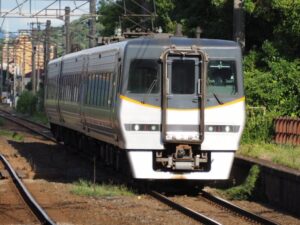 リニューアルされた8000系の特急いしづち
