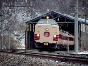 奥羽本線山越え区間を行く特急つばさ