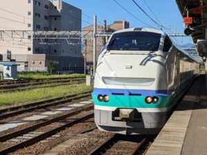 上沼垂色のE653系で運転される特急しらゆき