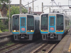 2000系が充当される臨時の特急しまんと、交換シーン